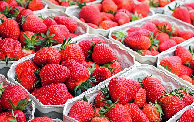 Stoisko ze świeżymi produktami na lokalnym rynku